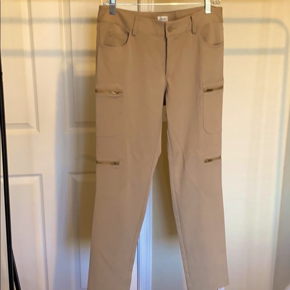 Khaki/tan-colored slim pant w/ side pockets